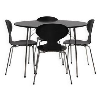 Table Arne Jacobsen modèle 3600 avec 4 chaises Ant de Fritz Hansen