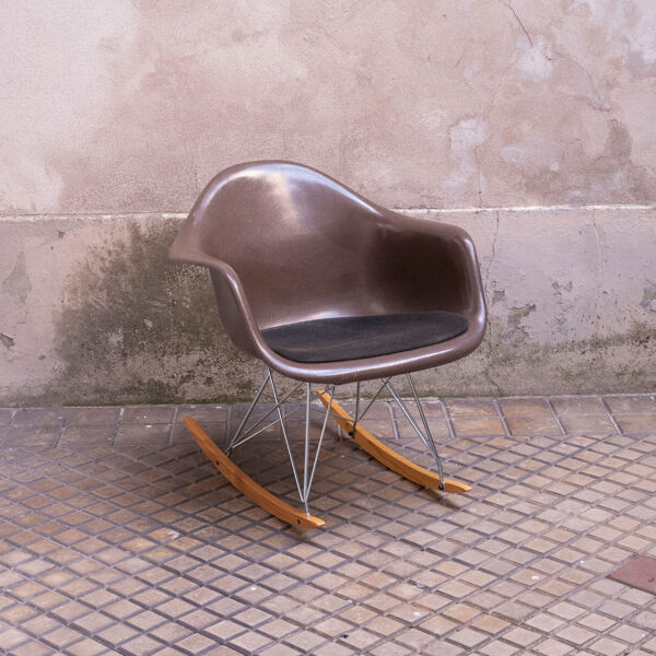 Rocking chair Seal Brown de Charles & Ray Eames - Herman Miller