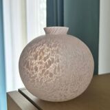 Vase boule moucheté rose