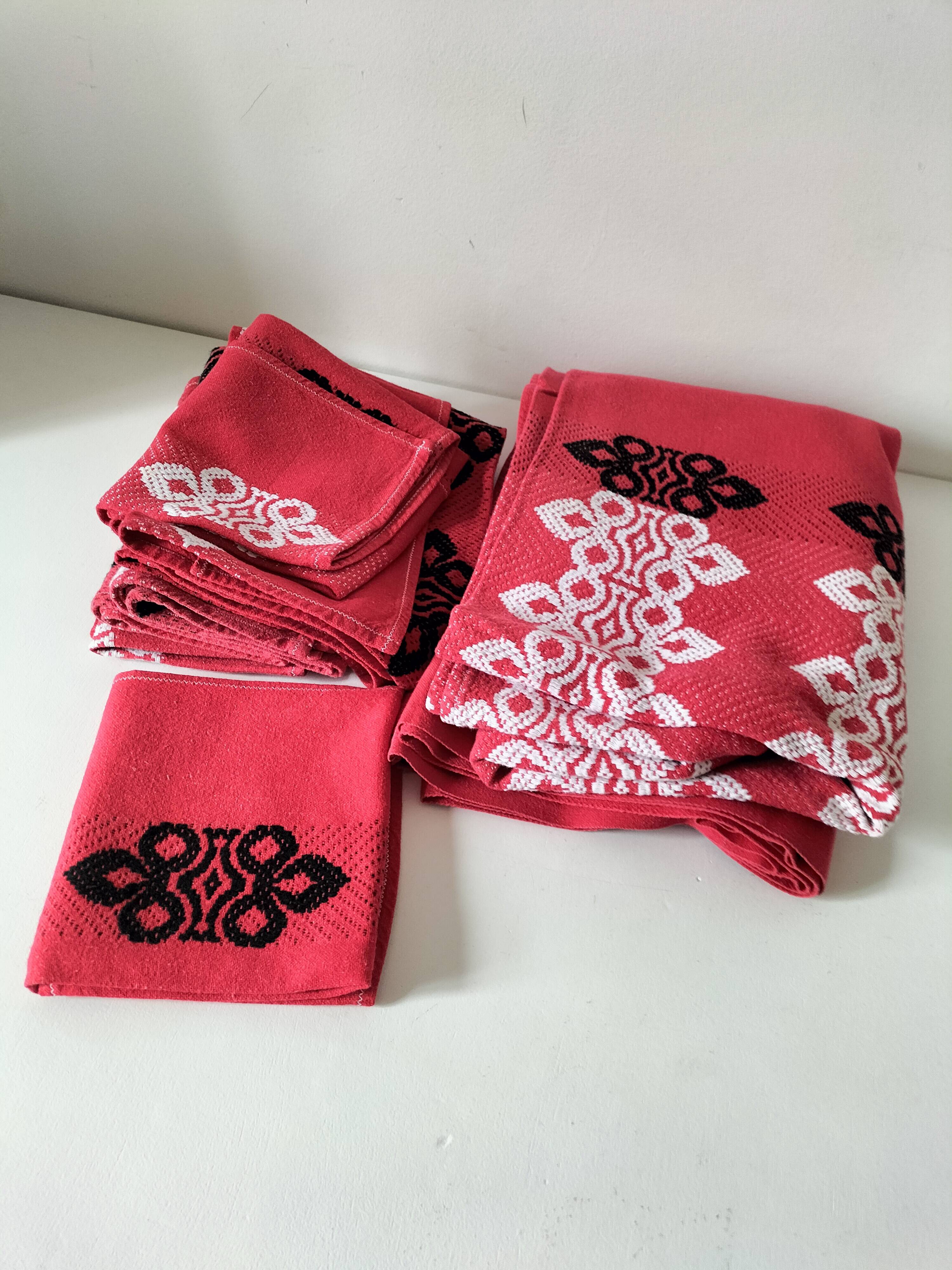 Vintage graphic red tablecloth and 8 matching napkins.