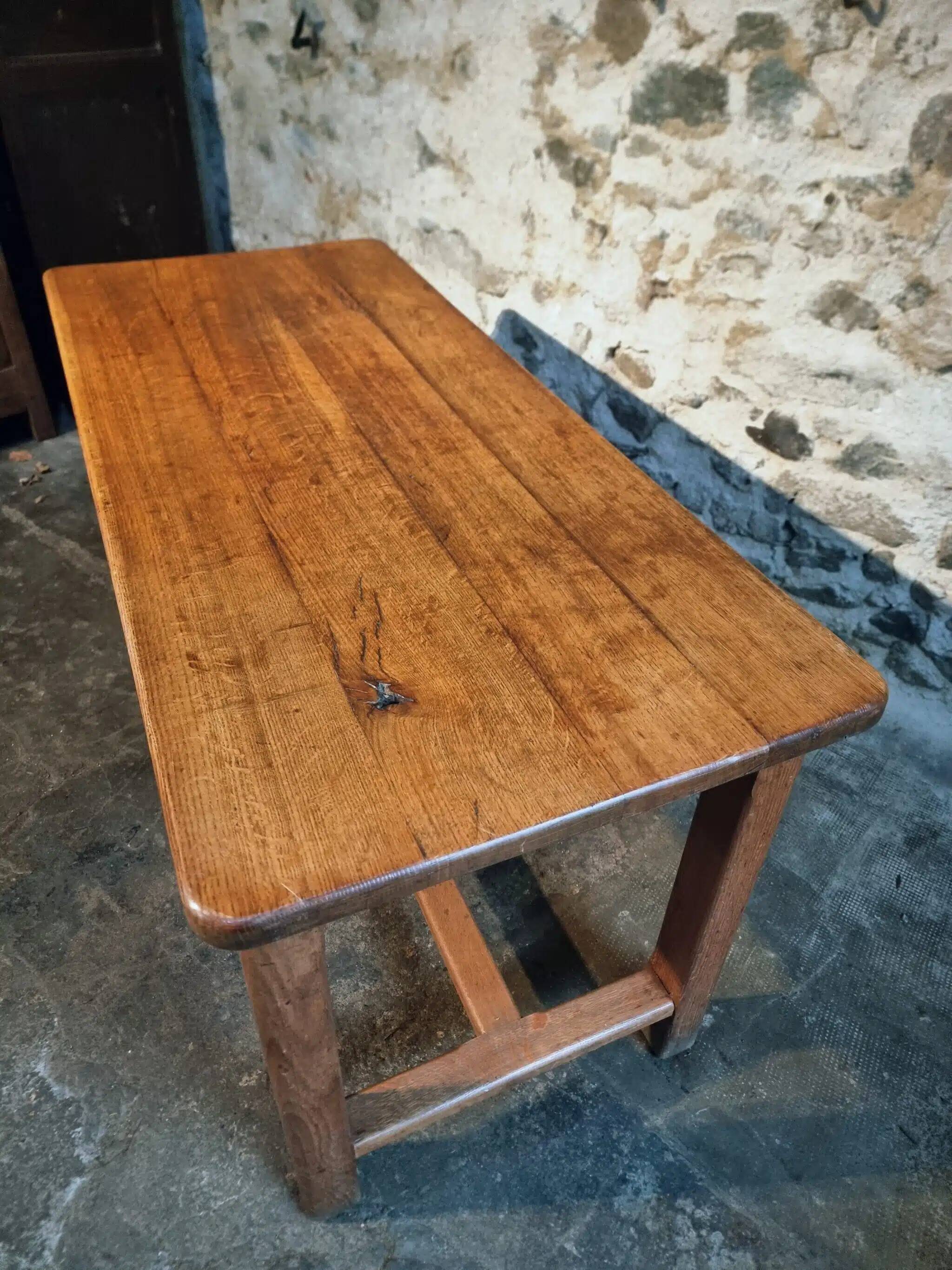 Table vintage en chêne français avec finition vernie d'origine