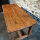 Table vintage en chêne français avec finition vernie d'origine