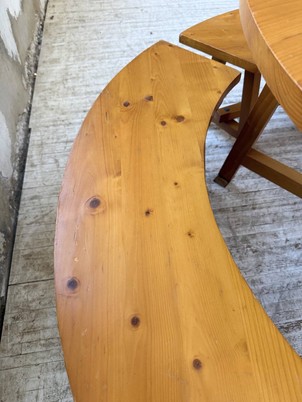 Set of round table and 4 rounded benches, 1950