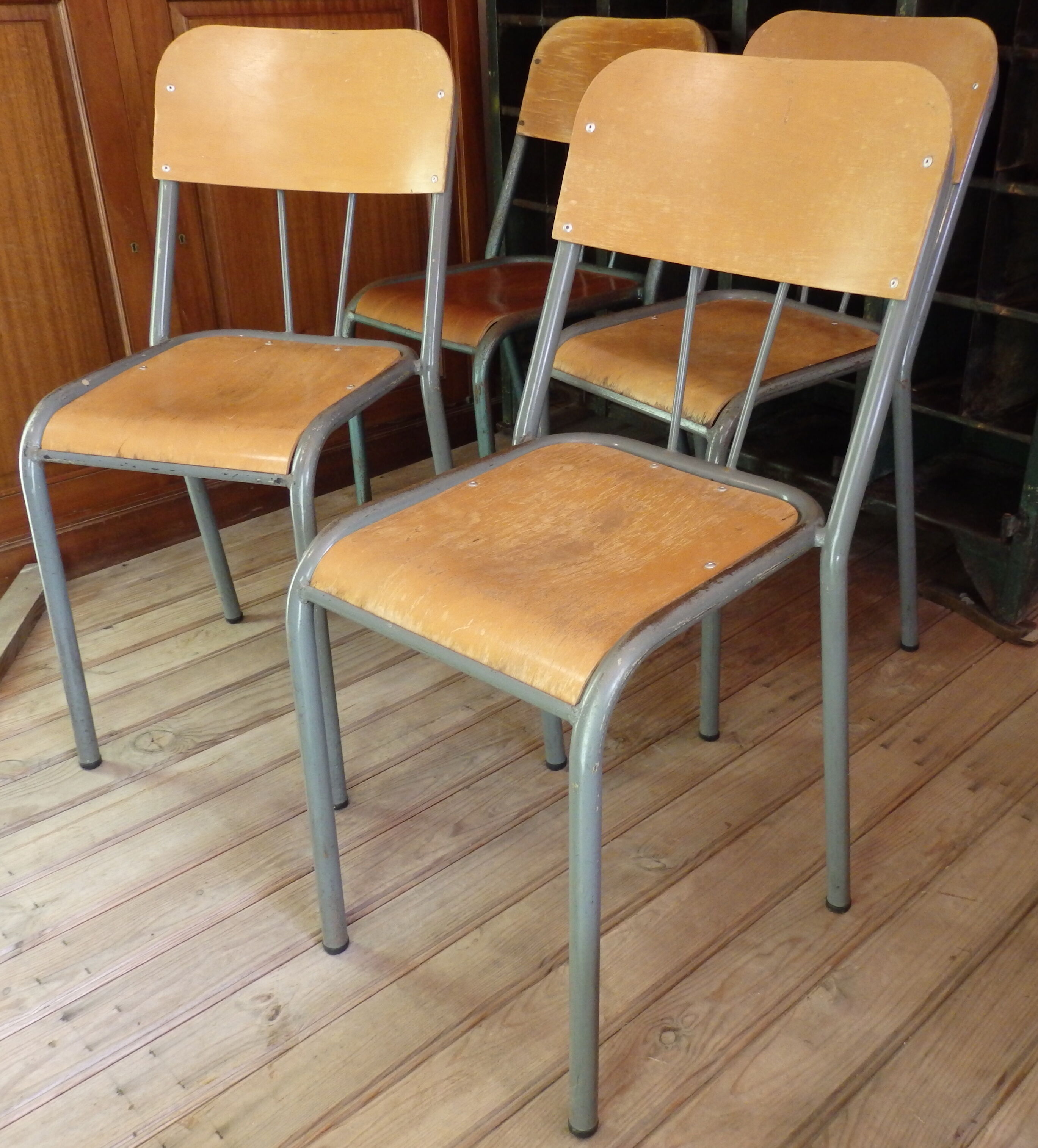 Set of 4 chairs of schoolboy