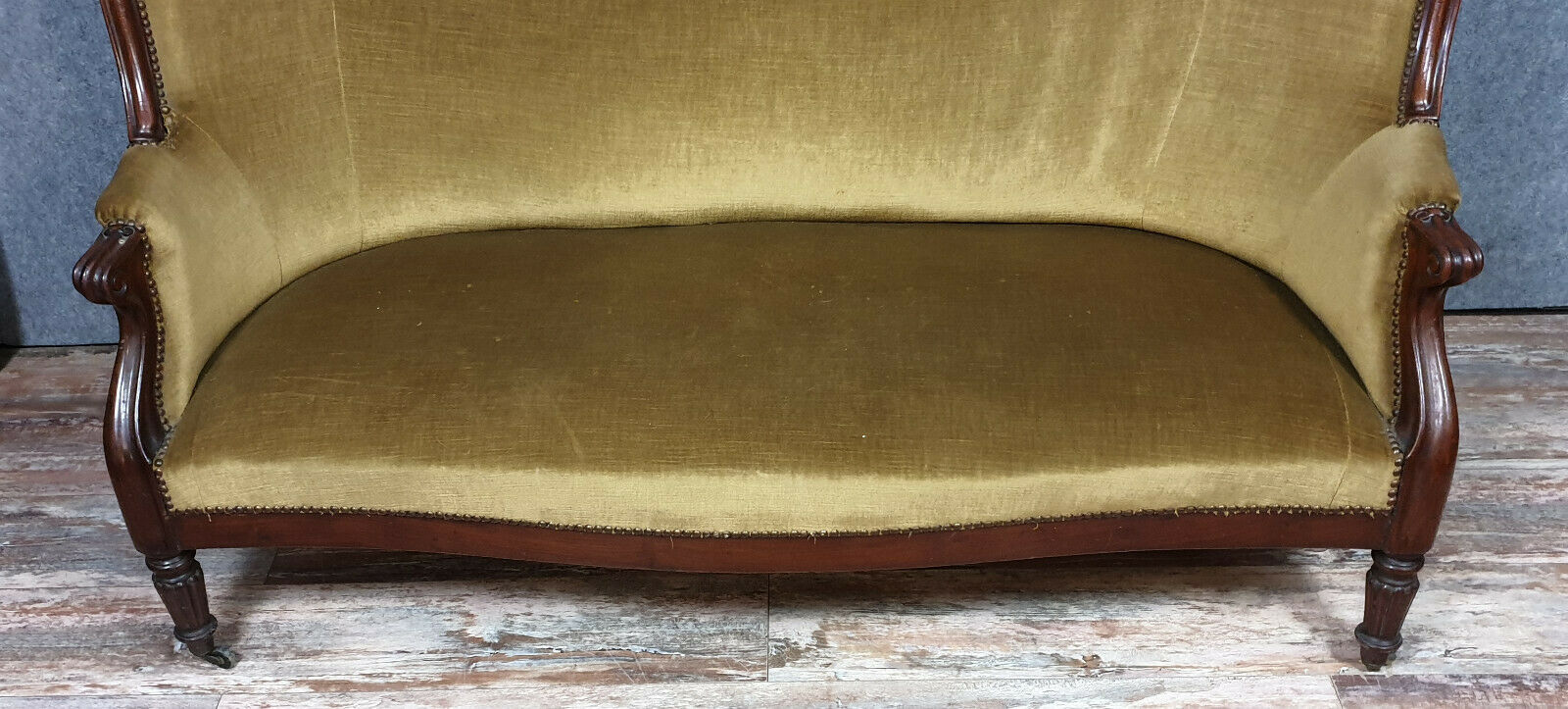 Napoleon III-era seating in mahogany and Genoa velvet around 1850