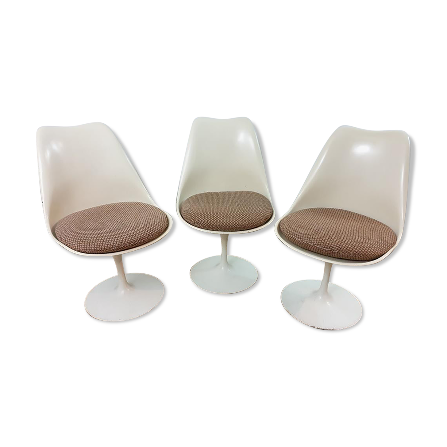 Chairs by Eero Saarinen, Knoll edition