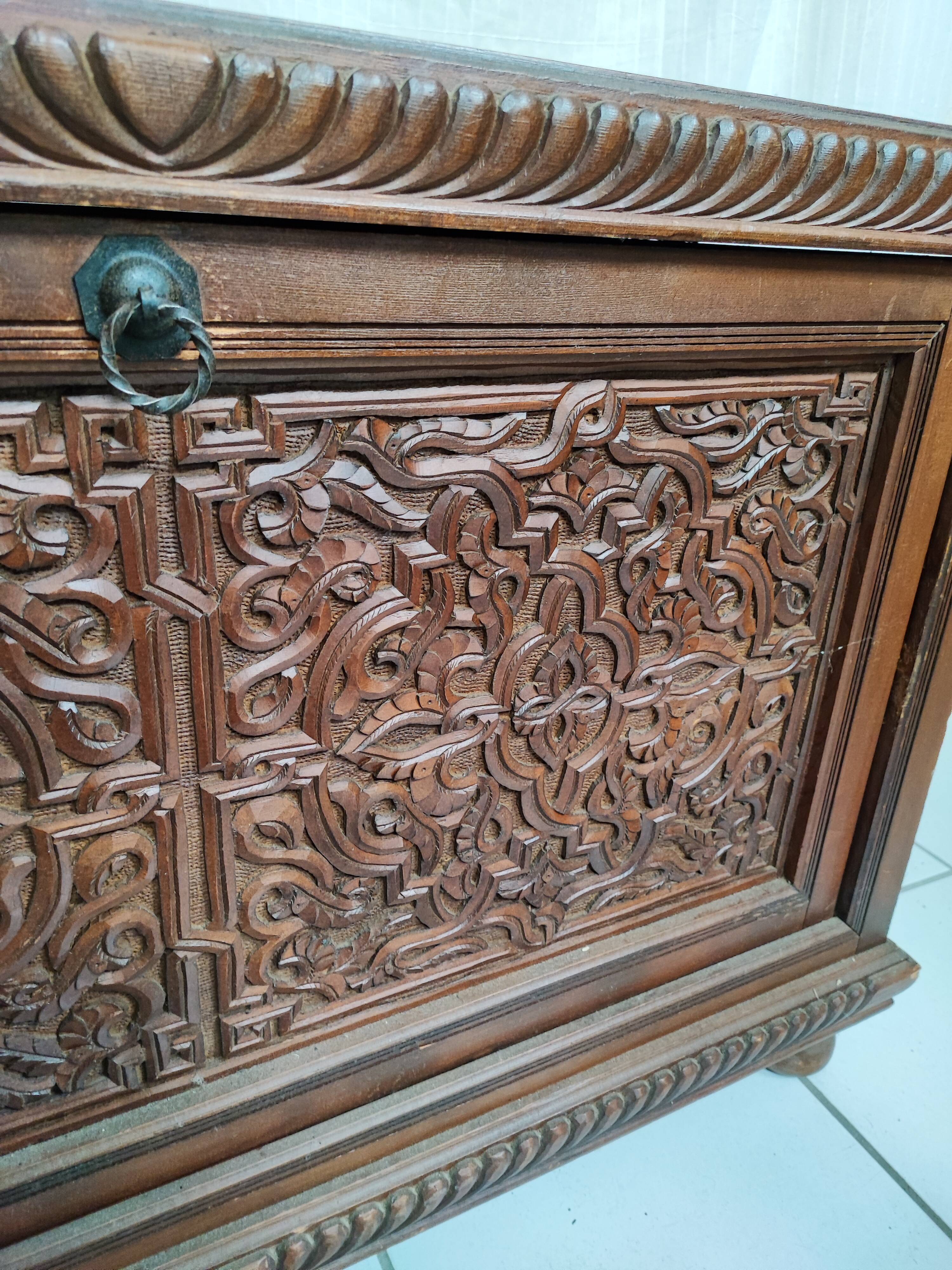 Ancien coffre en bois sculpté oriental
