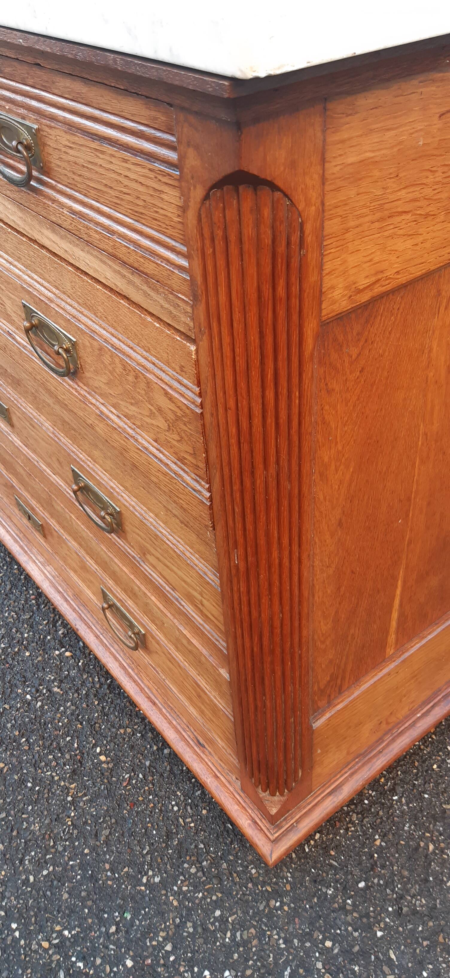 Commode en chêne et marbre