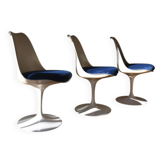 Tulip chairs by Eero Saarinen: set of three chairs