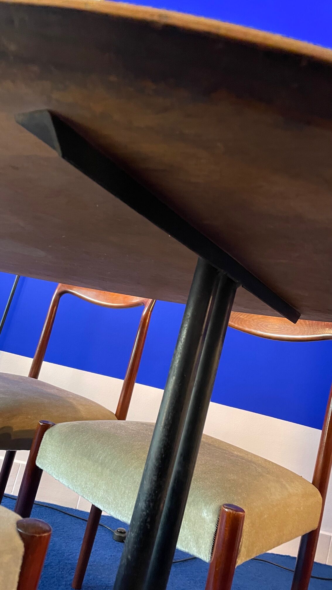 Italian oval dining table from the 60s