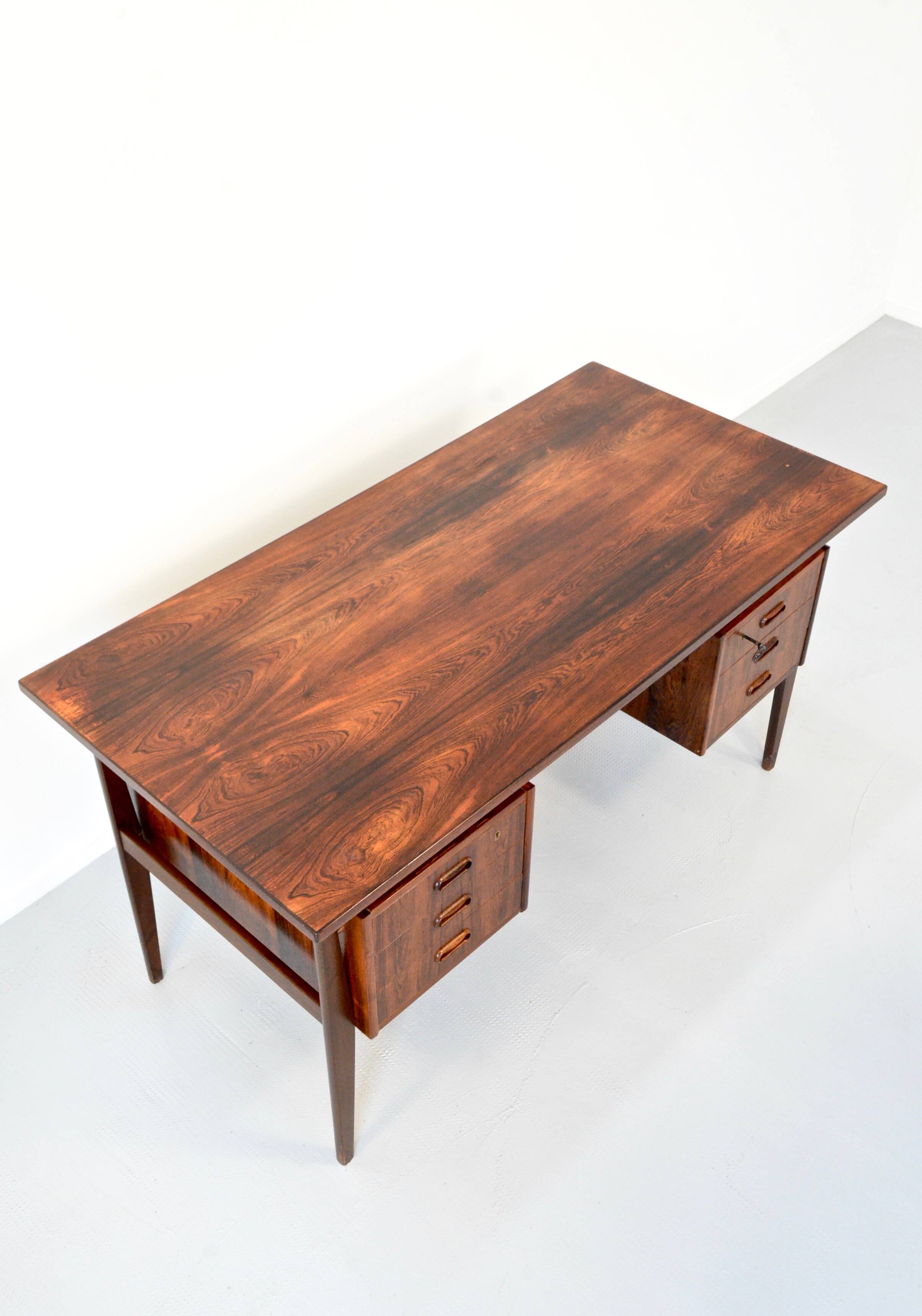 Bureau de direction danois du milieu du siècle en superbe palissandre. Vintage / Moderne / R