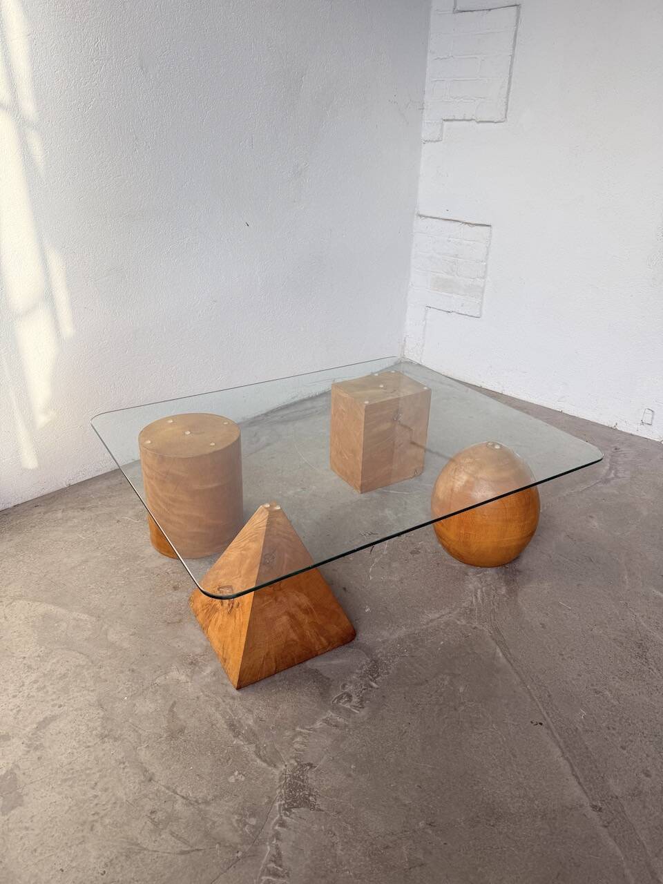 Table basse en bois et verre attribuée à Metafora