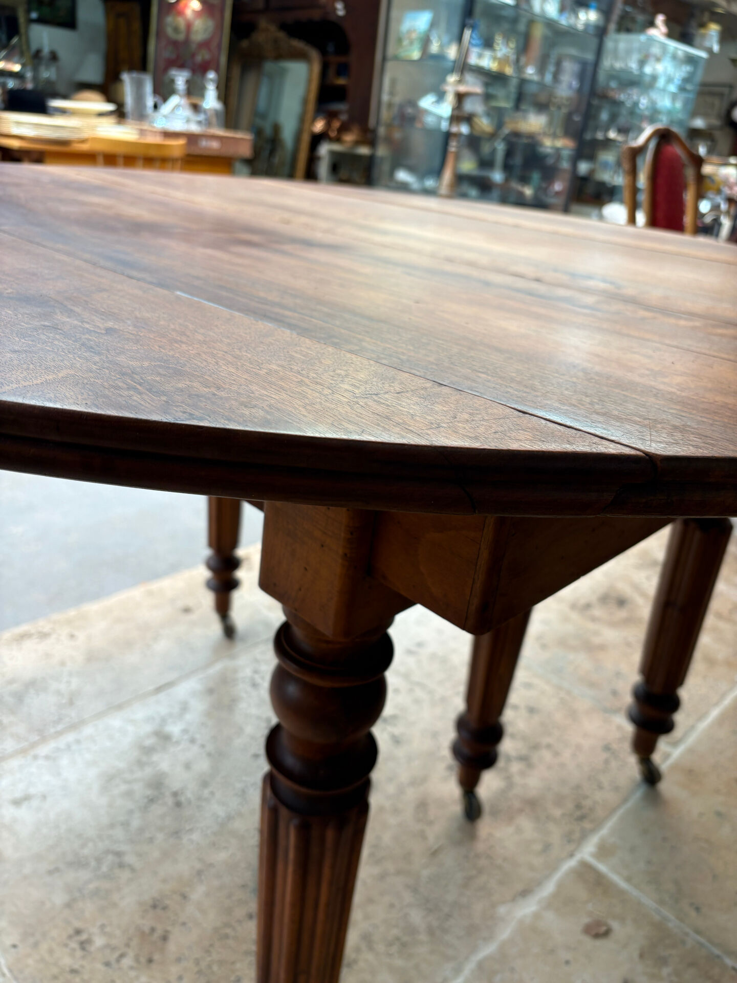 Extendable dining table