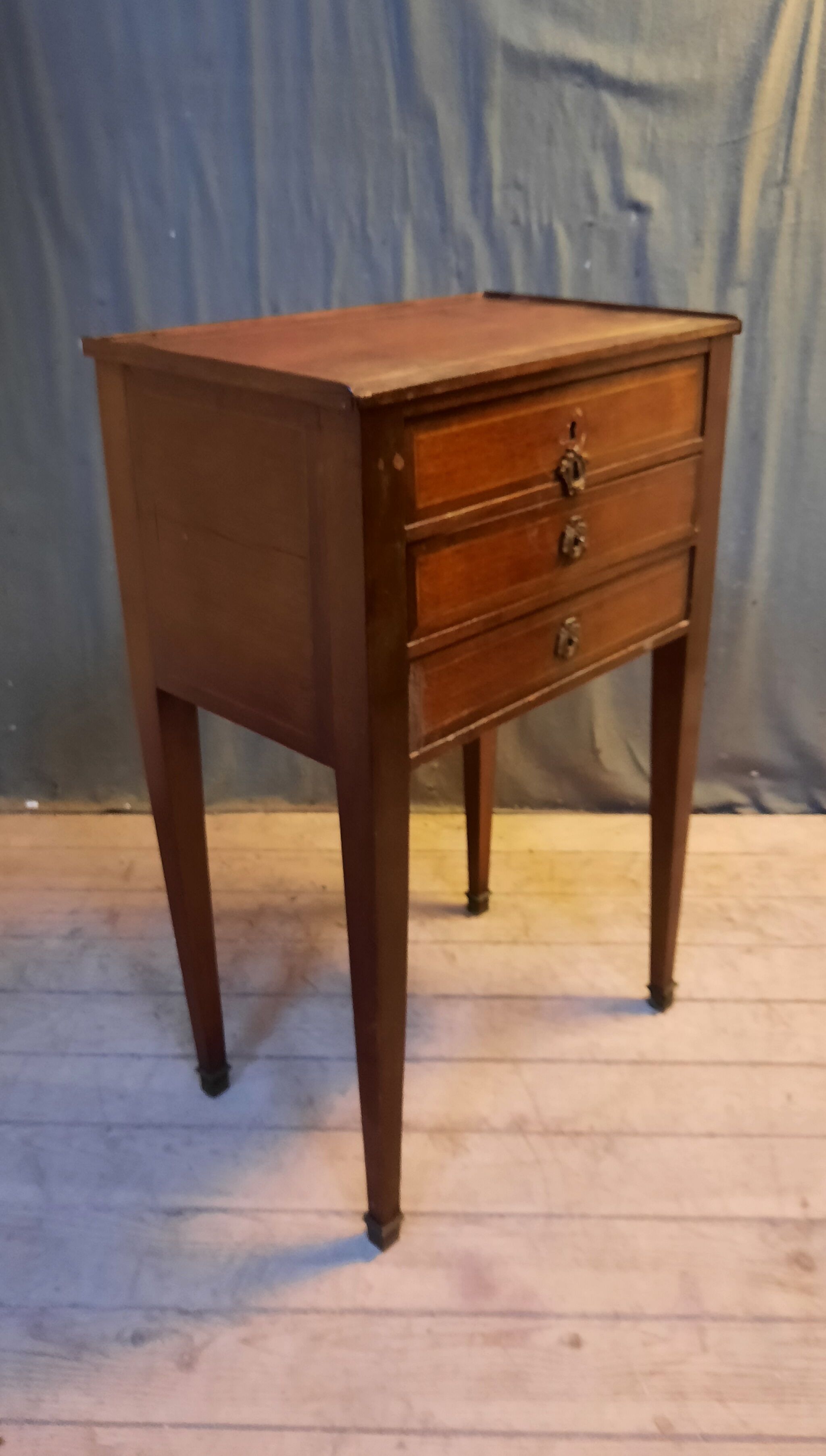 Antique chest of drawers in veneer