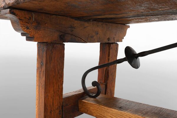 Table basse brutaliste espagnole du XVIIe siècle en bois et fer forgé