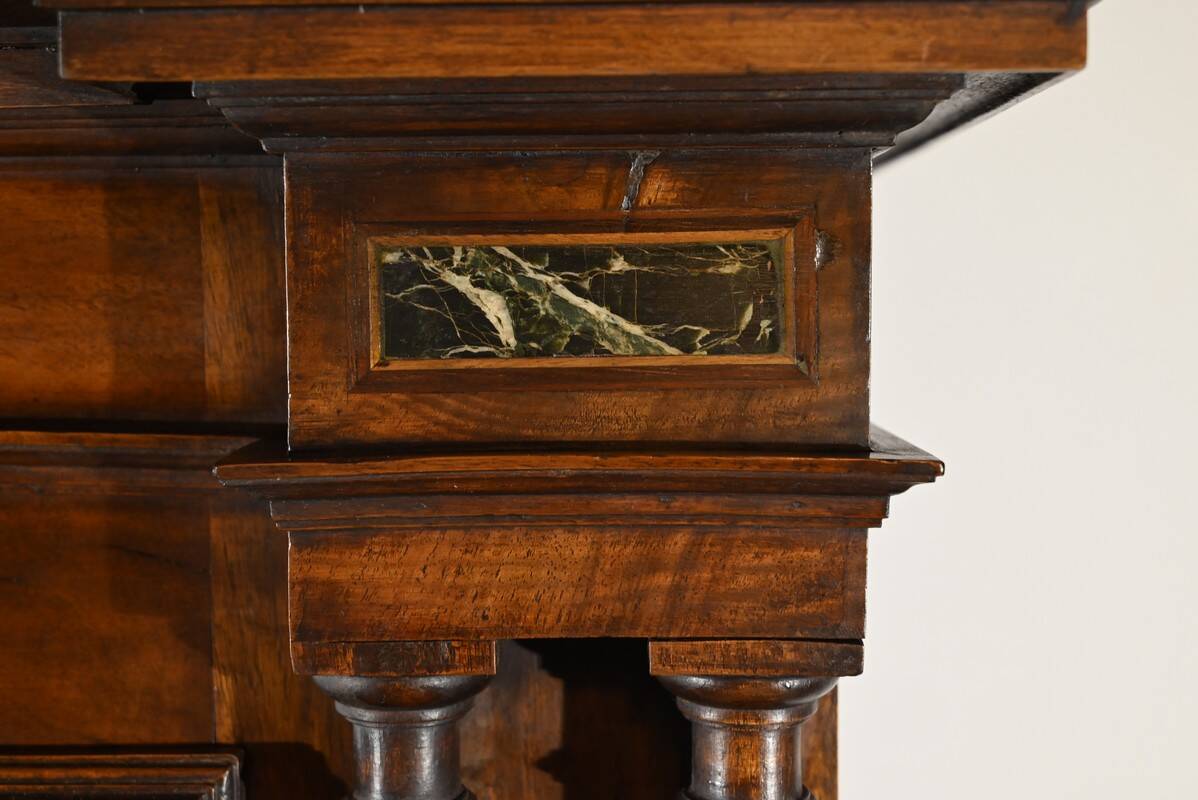 Petit Buffet Deux Corps en Noyer Massif, style Renaissance – Milieu XIXe