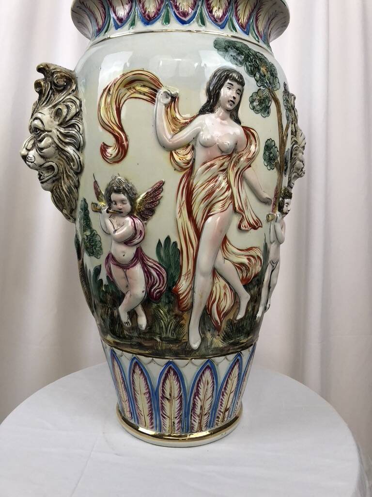 Large vase signed Capodimonte, Italy 1980s – Antique scene and lion heads