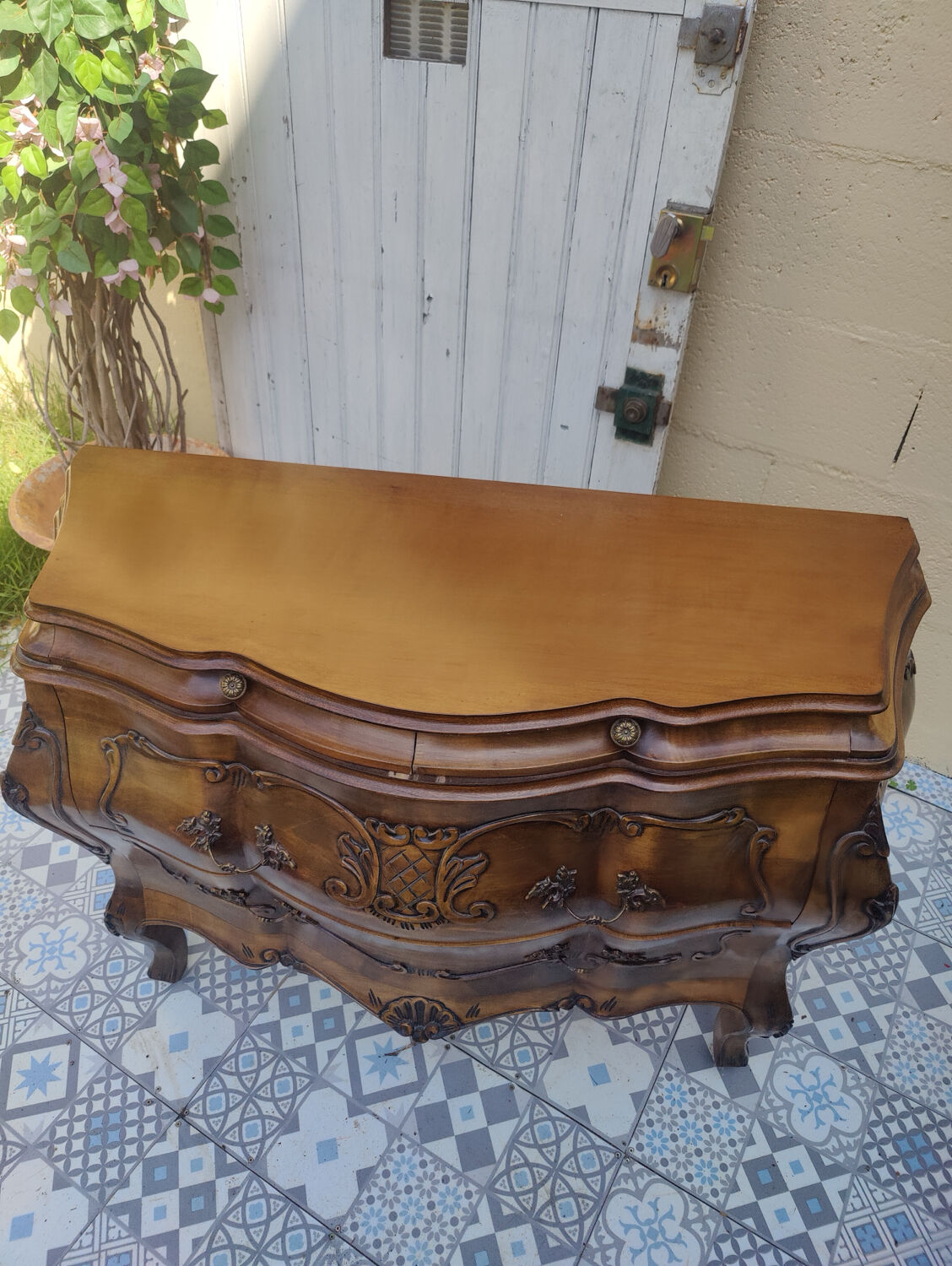 Tomb-shaped chest of drawers in perfect condition