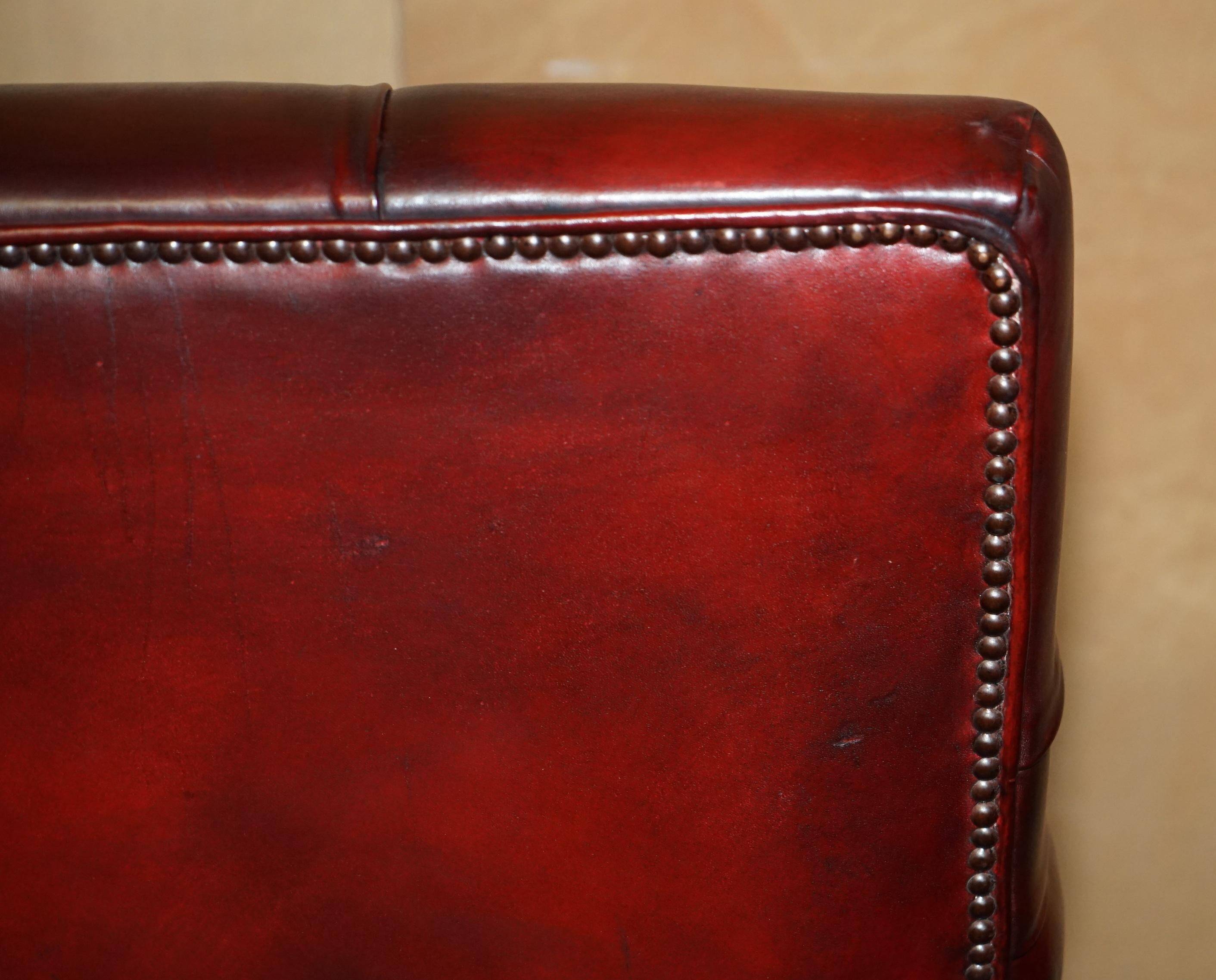 Canapé Chesterfield victorien en cuir avec têtes de lion sculptées