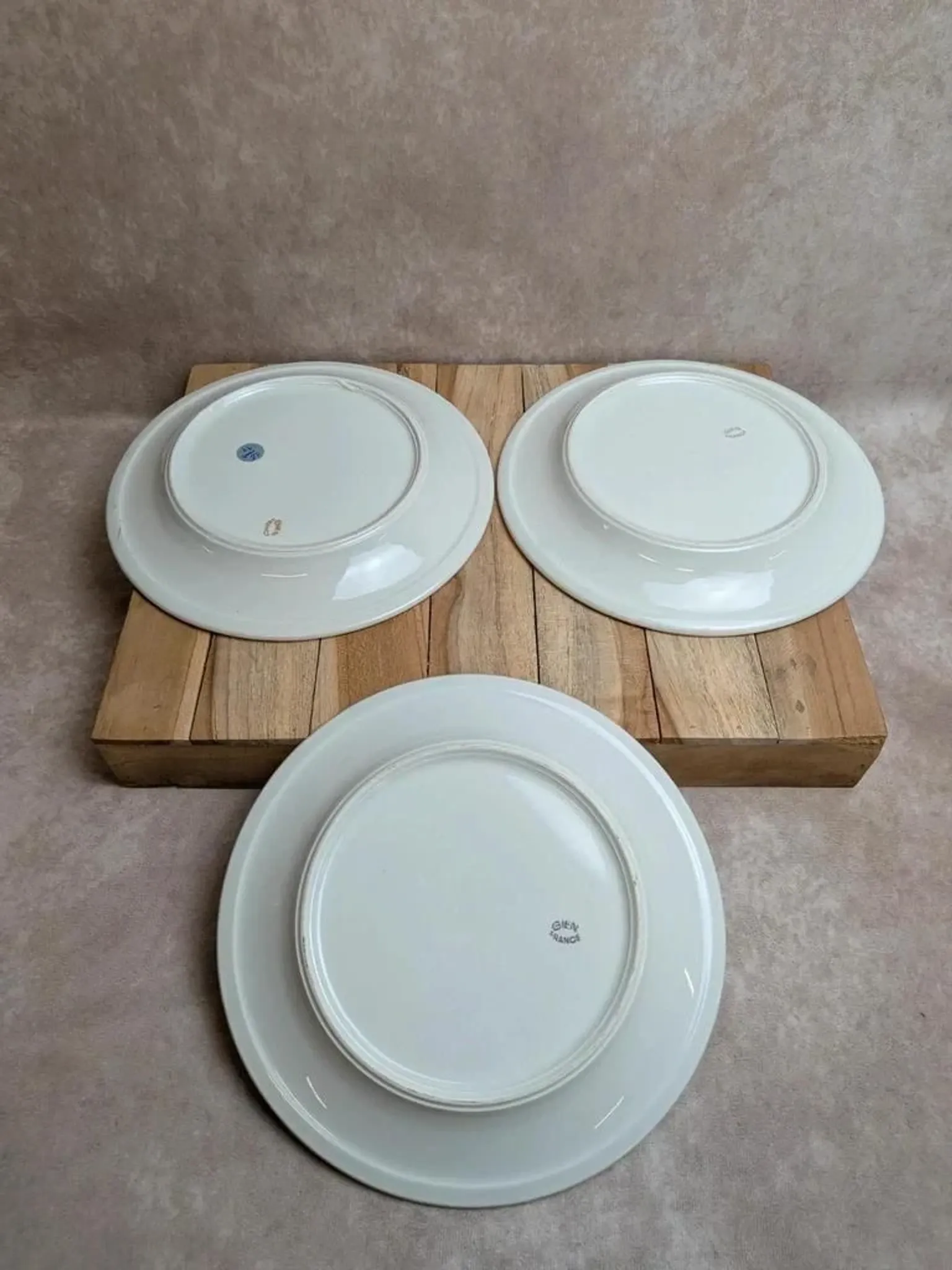 Set of 3 flat plates in fine earthenware from Gien – Rose decoration and gold rim – Vintage