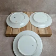 Set of 3 flat plates in fine earthenware from Gien – Rose decoration and gold rim – Vintage