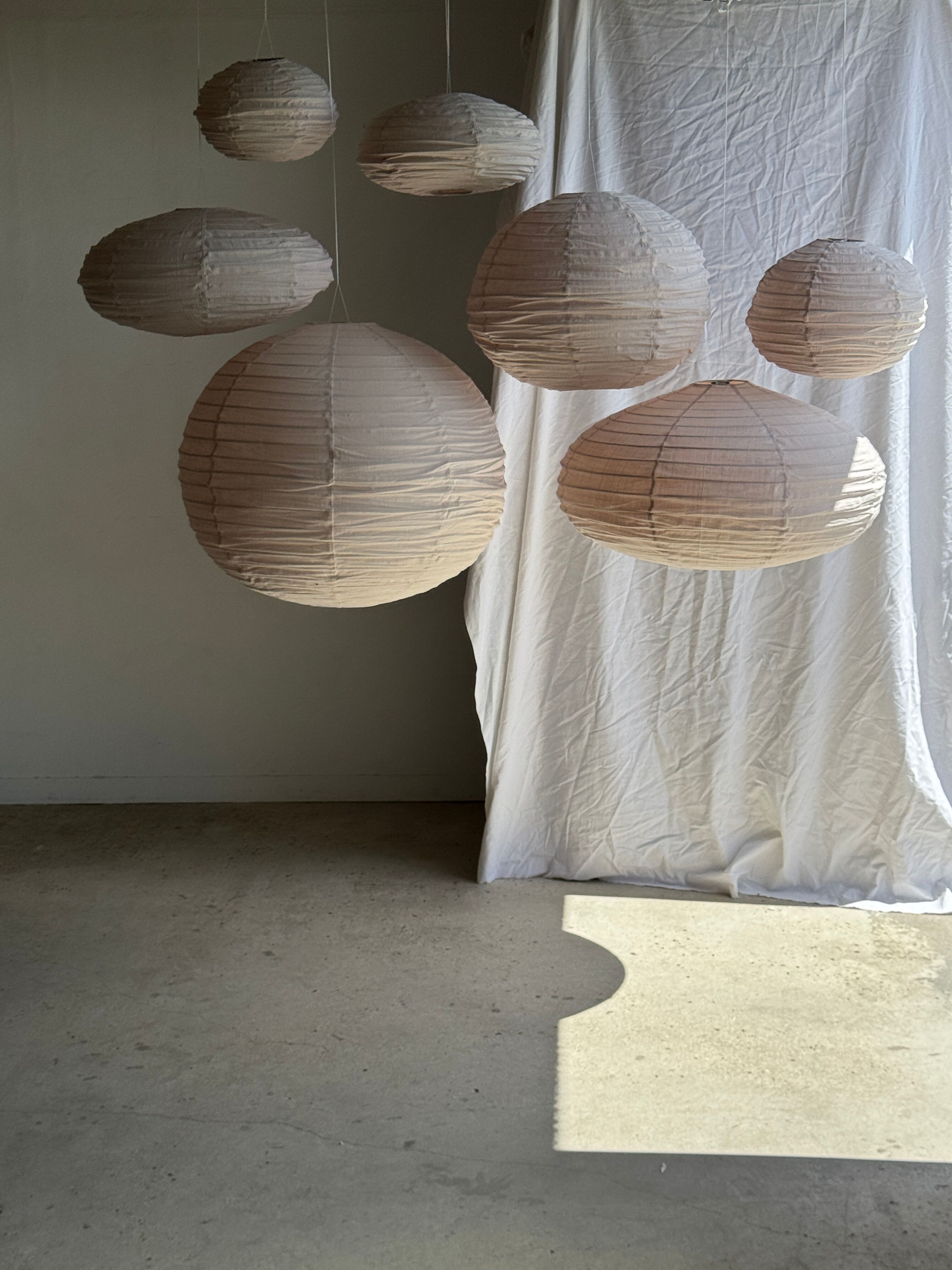 Grande suspension en rotin et lin naturel japonisante ovale aplatie rosée