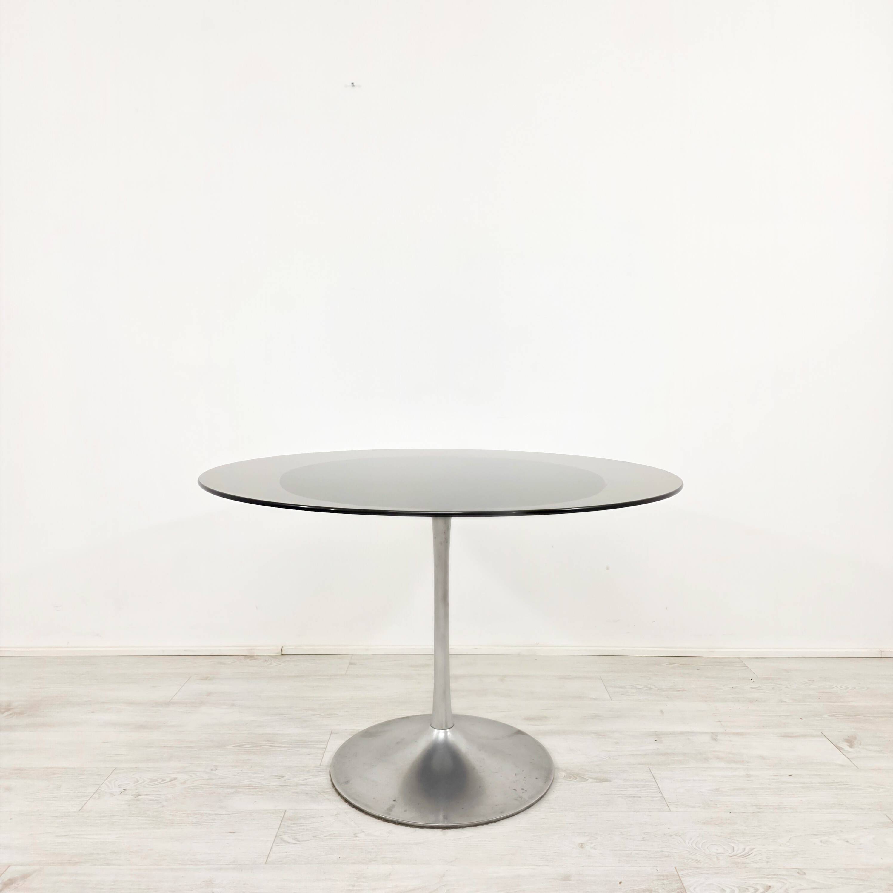 Round tulip table in smoked glass 1970