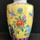 Vase en porcelaine et émaux flore et oiseaux sur fond jaune XIXe China