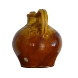 Pichet ou orjol ancien en faïence française à glaçure jaune