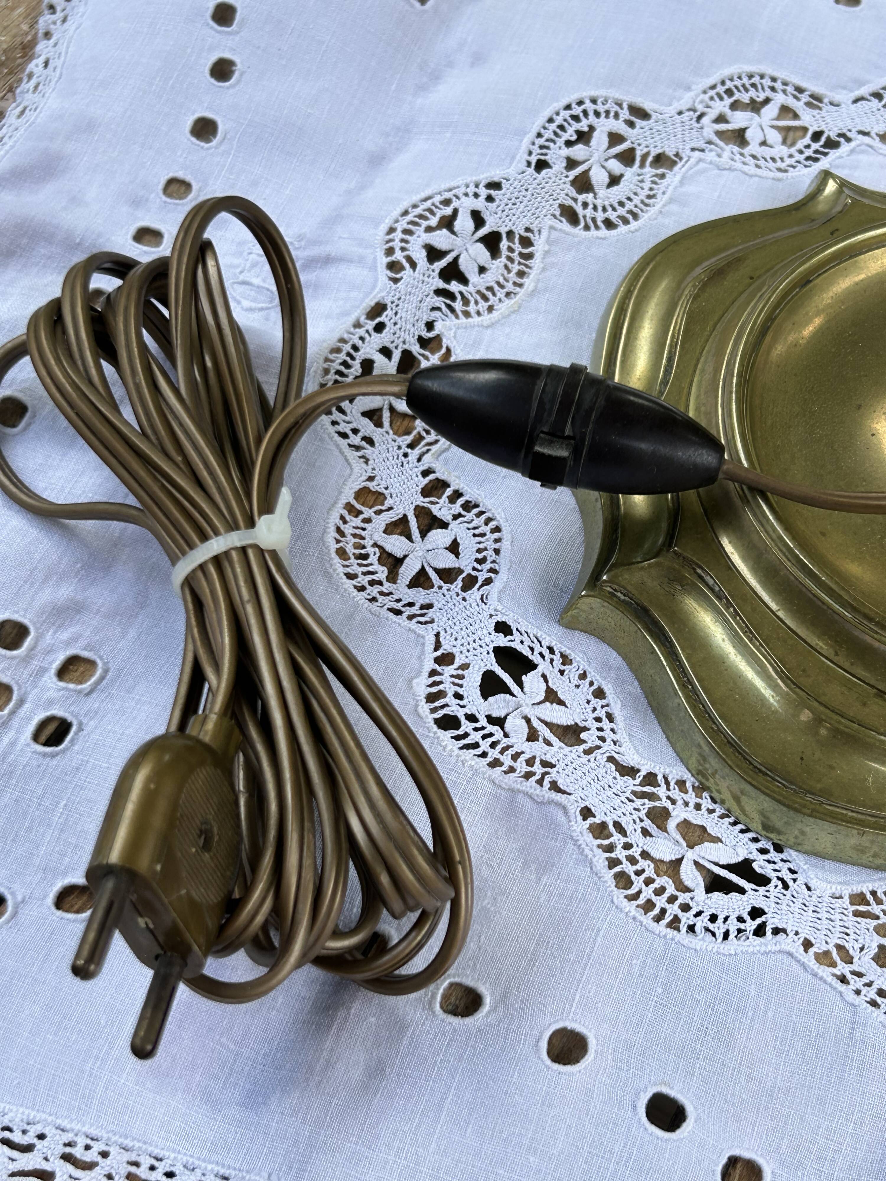 Bronze-gilt bouillotte lamp XIXth century with a tin shade featuring Japonese decoration.