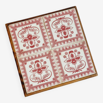 Ceramic and wood trivet with burgundy decor