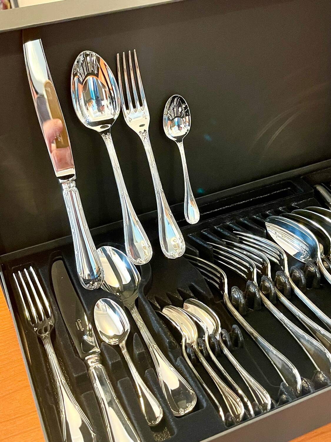 Christofle crossed ribbons, cutlery set for 6 people in new condition, 24 pieces.