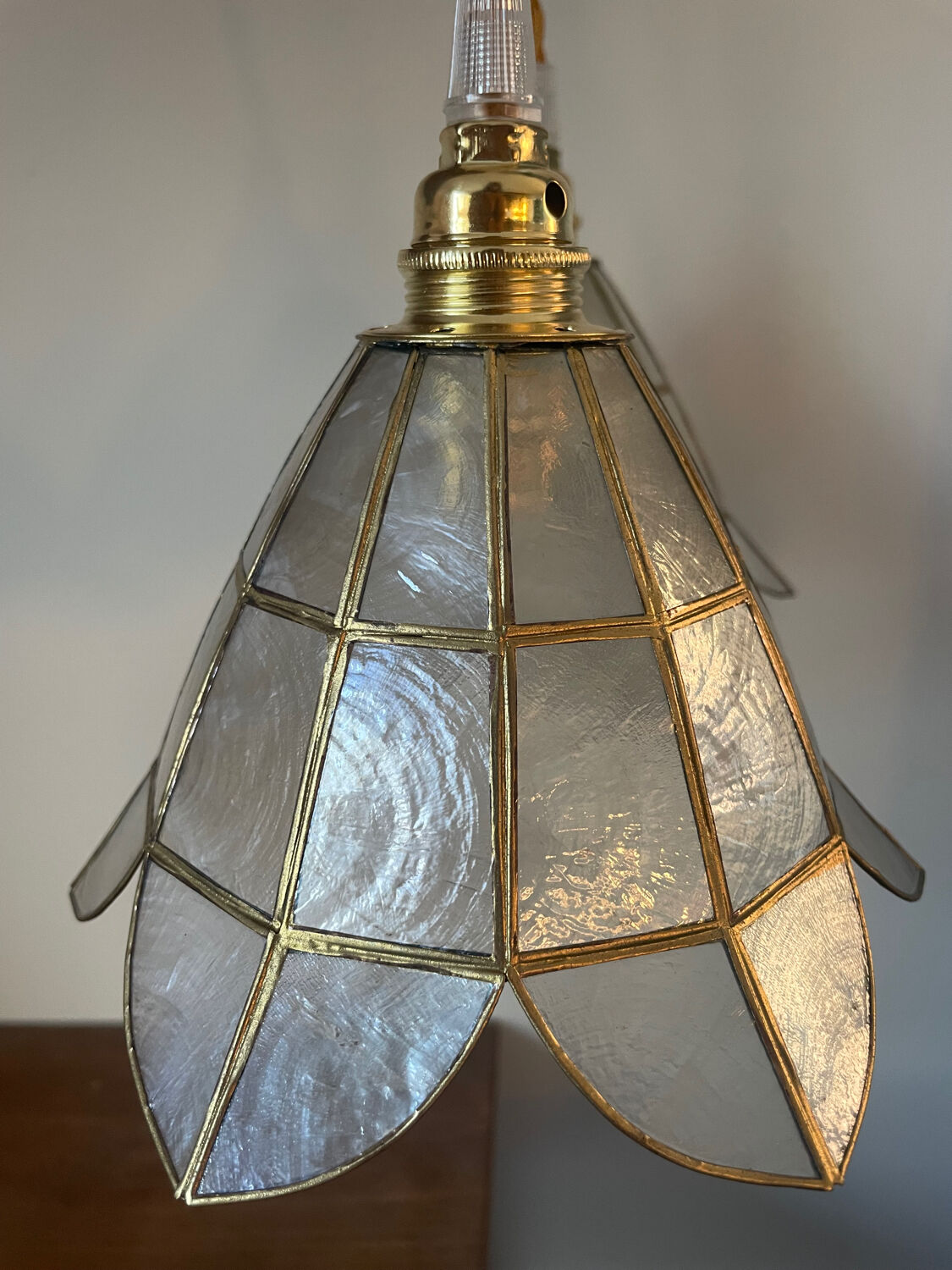 2 portable lamps with flower-shaped lampshades in mother-of-pearl and brass.