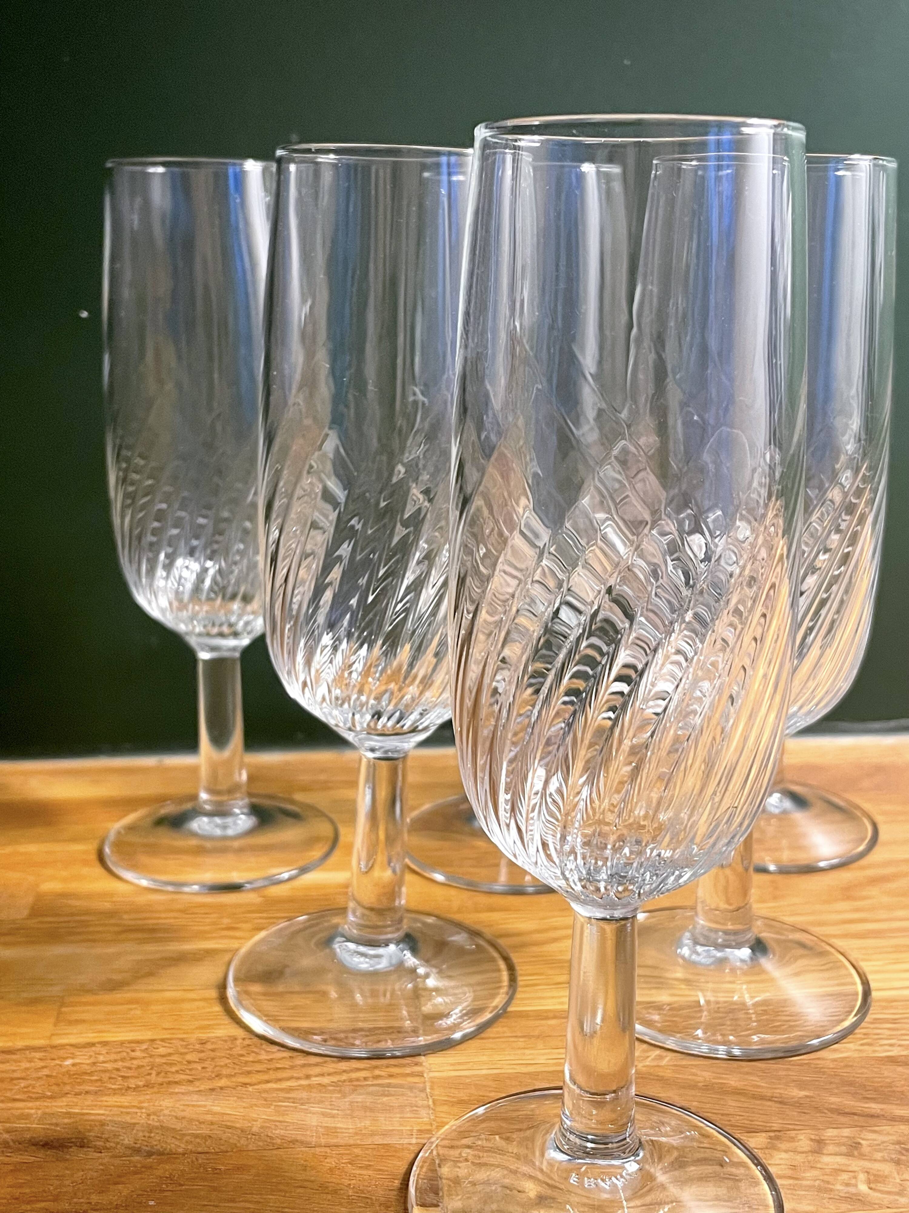 6 clear glass champagne flutes in very good condition