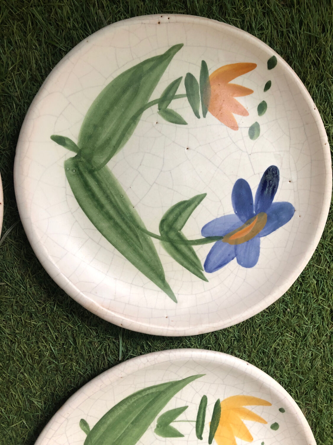 5 assiettes plates décor grosses fleurs Vallauris vers 1950