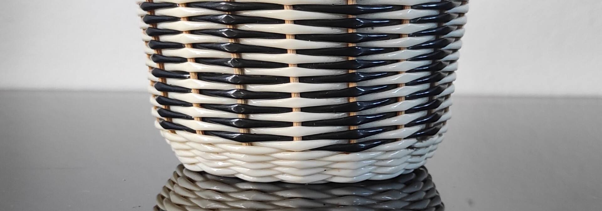 Vintage bottle in two-tone woven scoubidou.