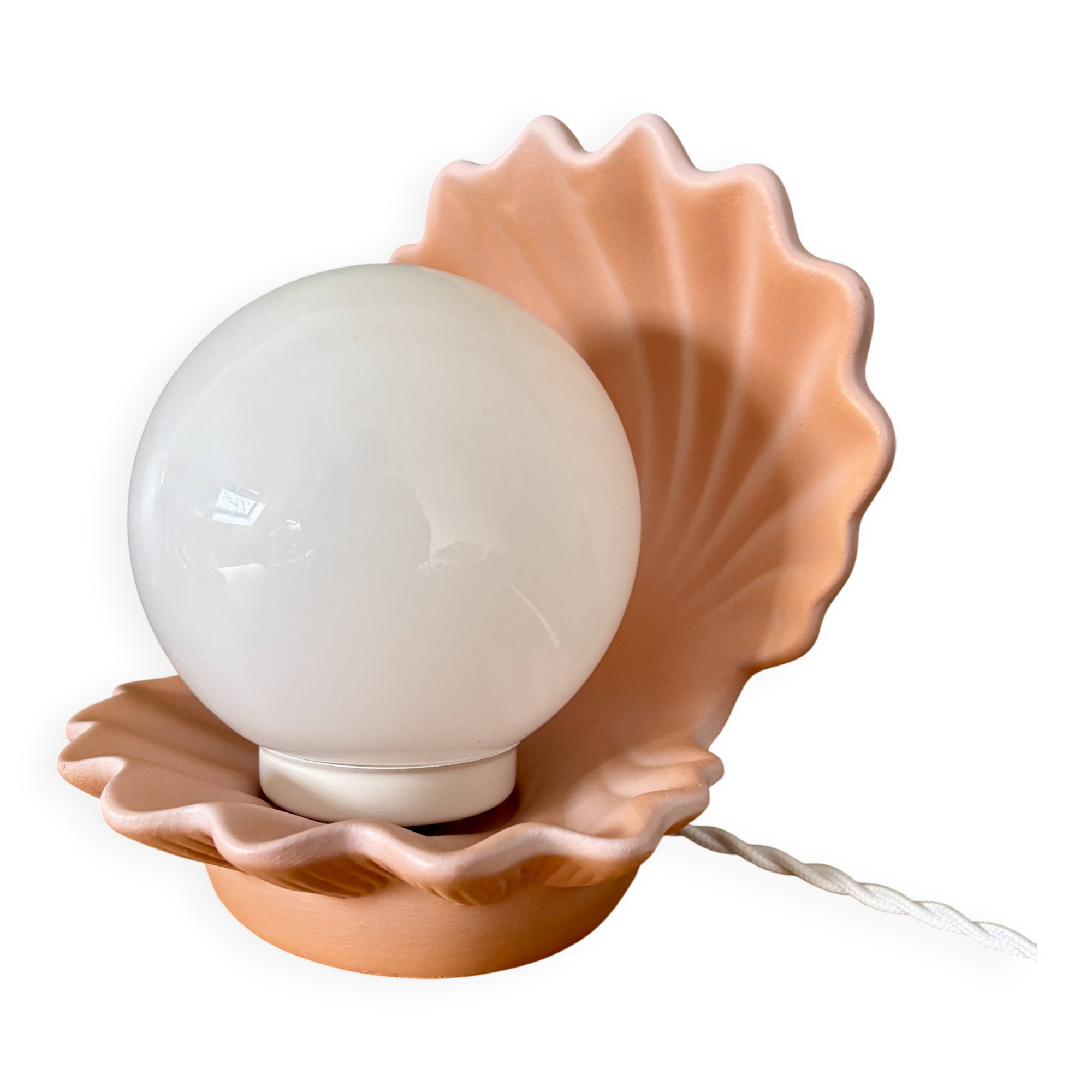 Lampe vintage en forme de coquillage en céramique et opaline.