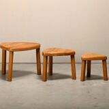 Ensemble sculptural de tables d'appoint gigognes en chêne massif, France années 1970