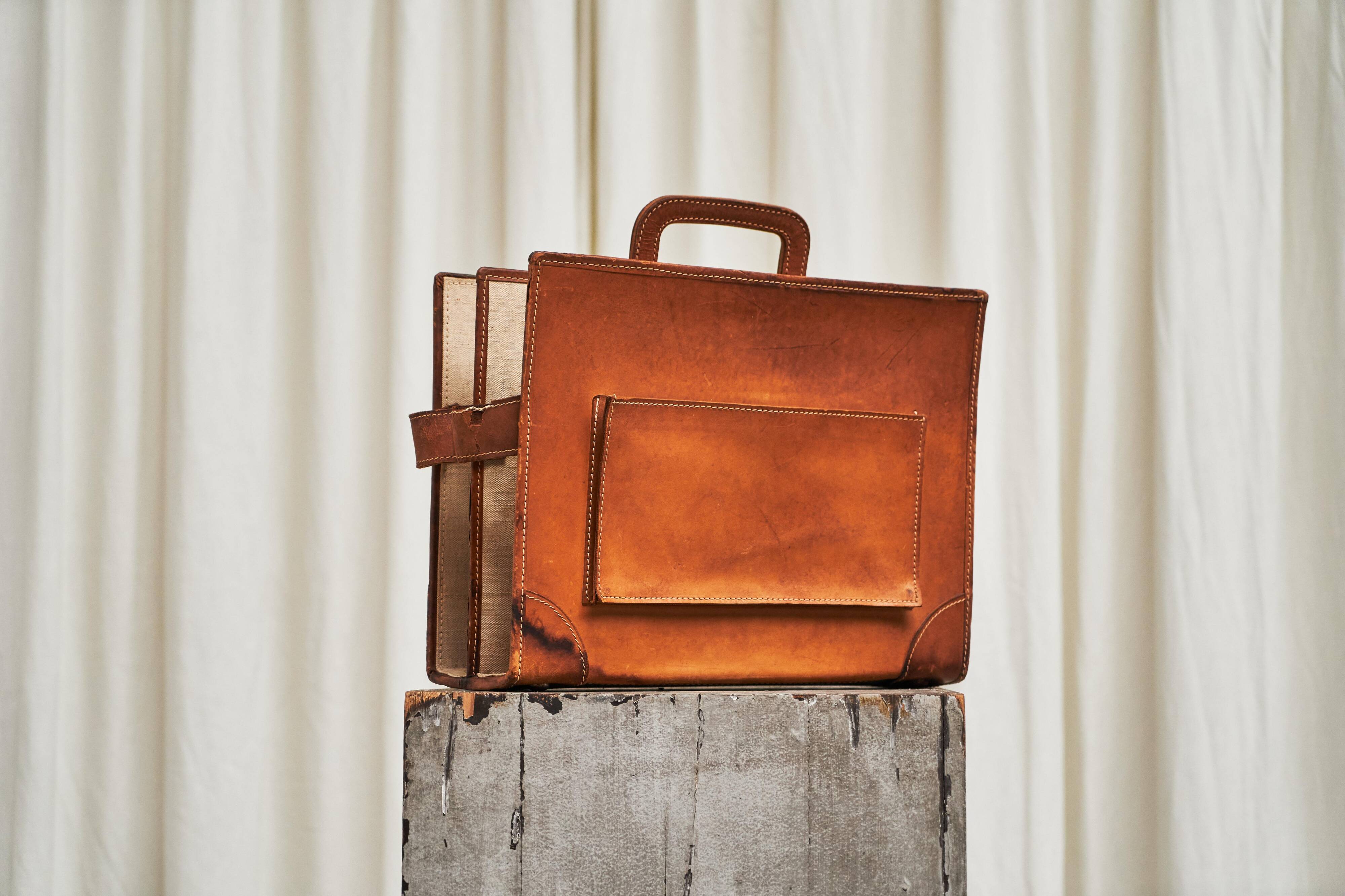Trompe-l'Oeil magazine rack 'Actentasche' in patinated leather and canvas