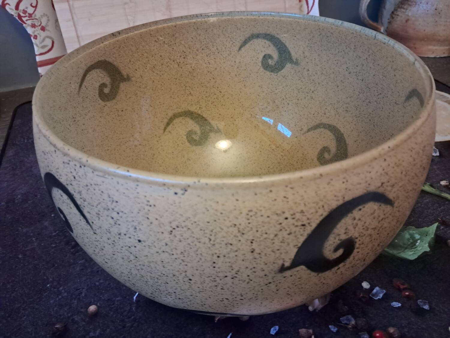 Glass paste salad bowl