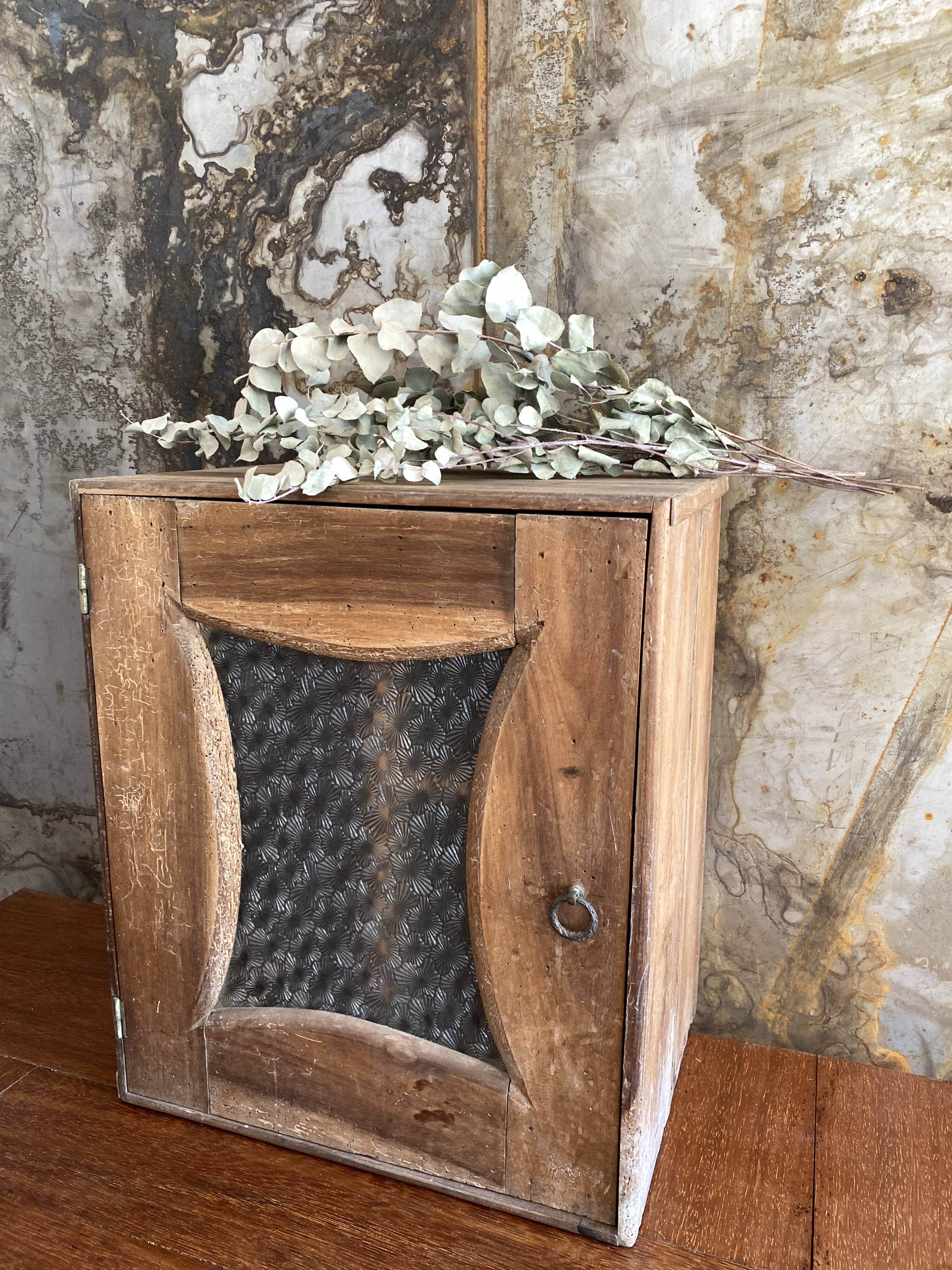 Armoirette murale en bois brut
