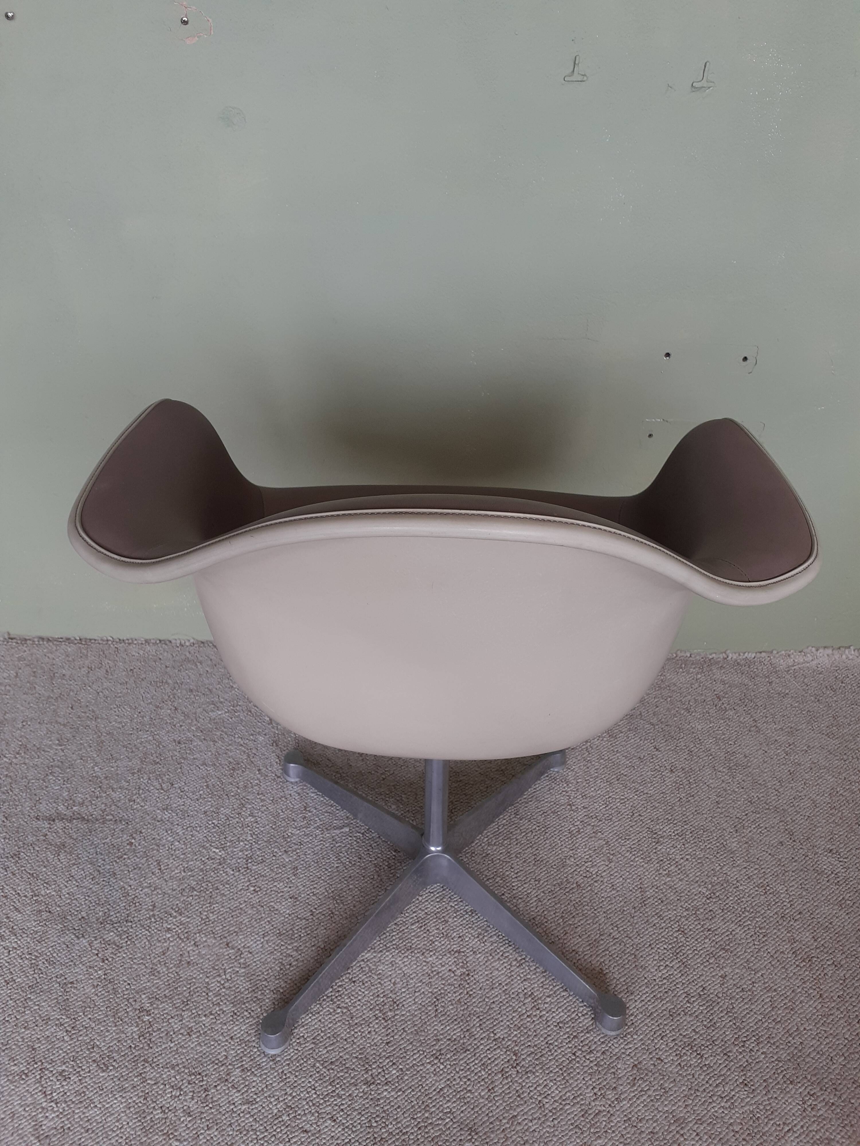 Swivel and adjustable office chair by Charles and Ray Eames, ed. Herman Miller