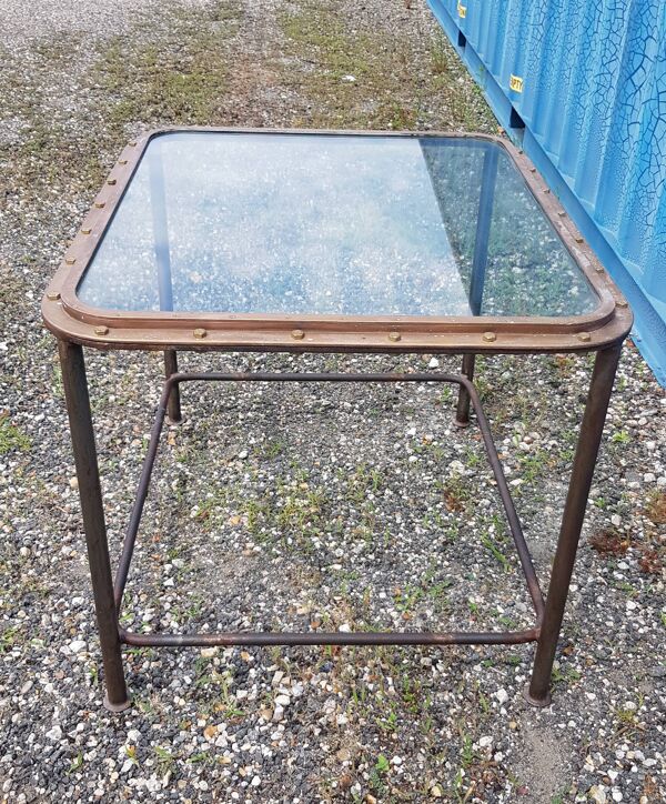 Table avec ancien hublot de bateau en  laiton avec piètement en fer / 100 x 85 x 76 cm