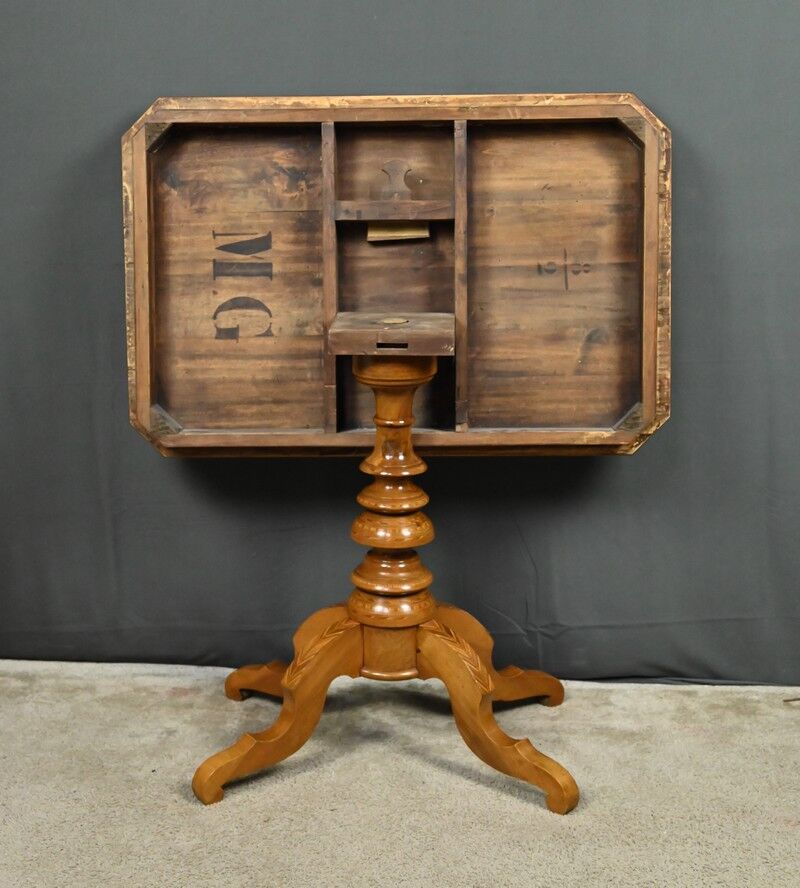 Living room table in cherry and walnut, Restoration style – late 19th century