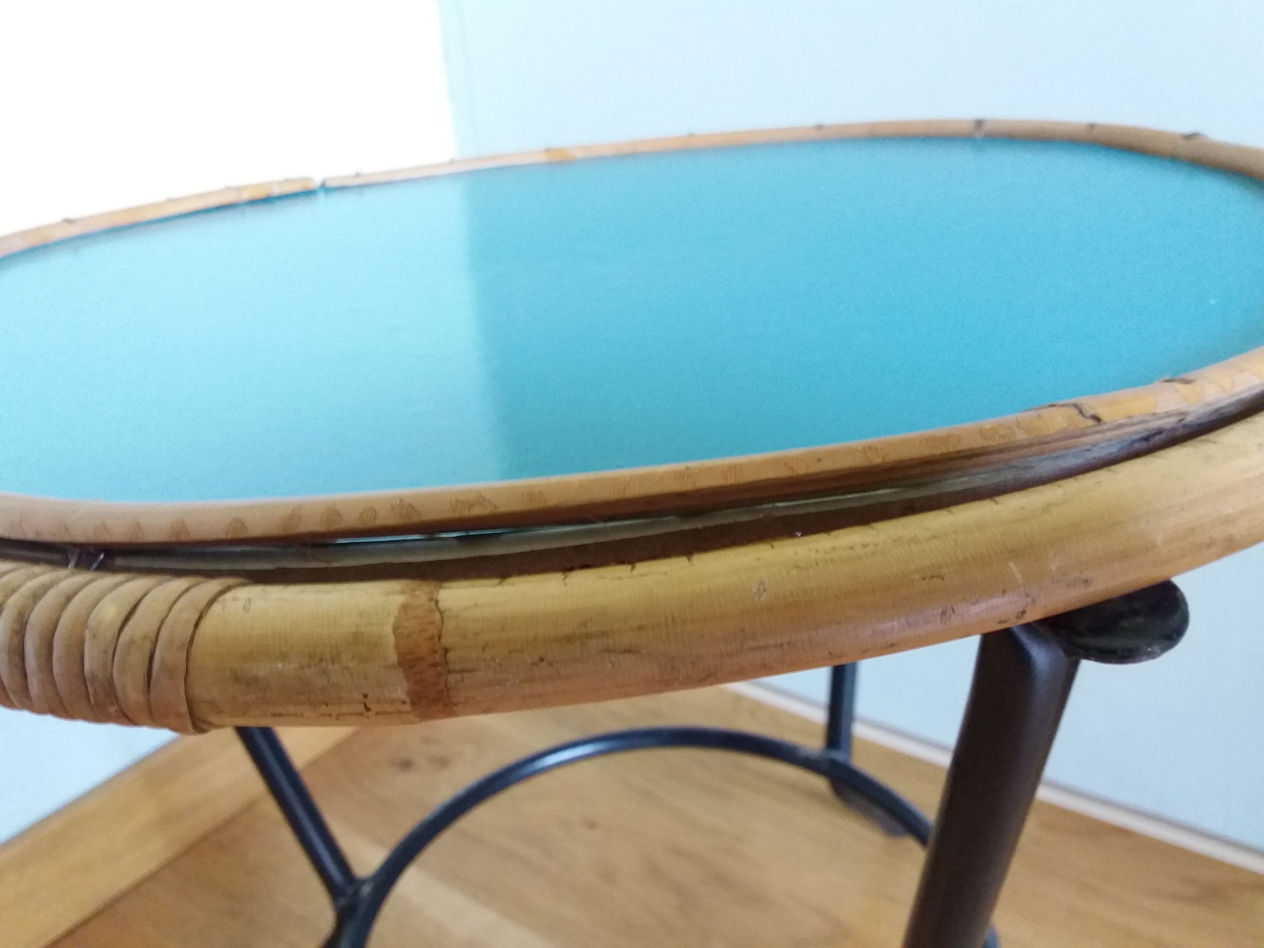 Table basse ronde en rotin et métal revisitée