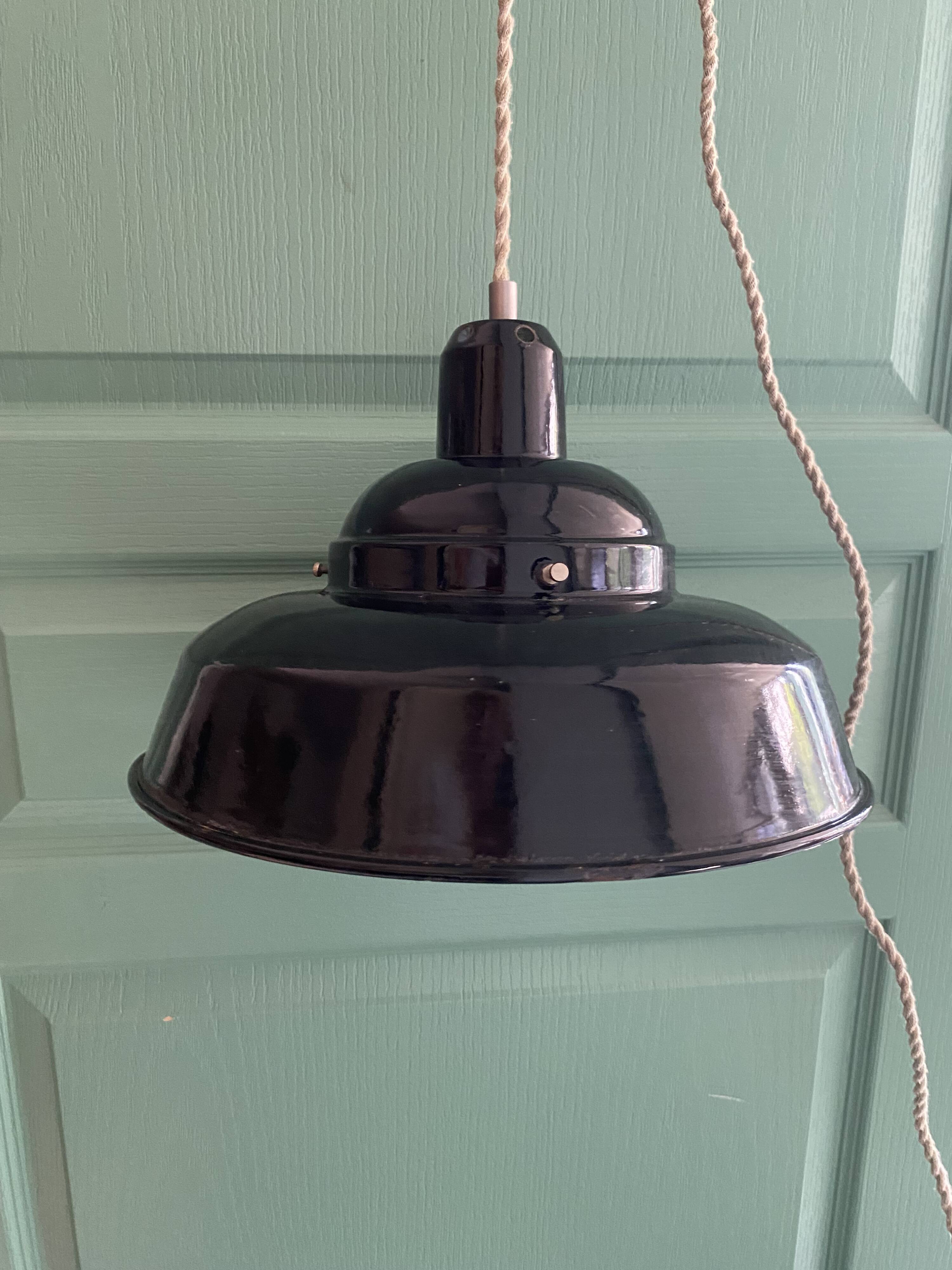 Enamelled sheet metal pendant light, fabric cable