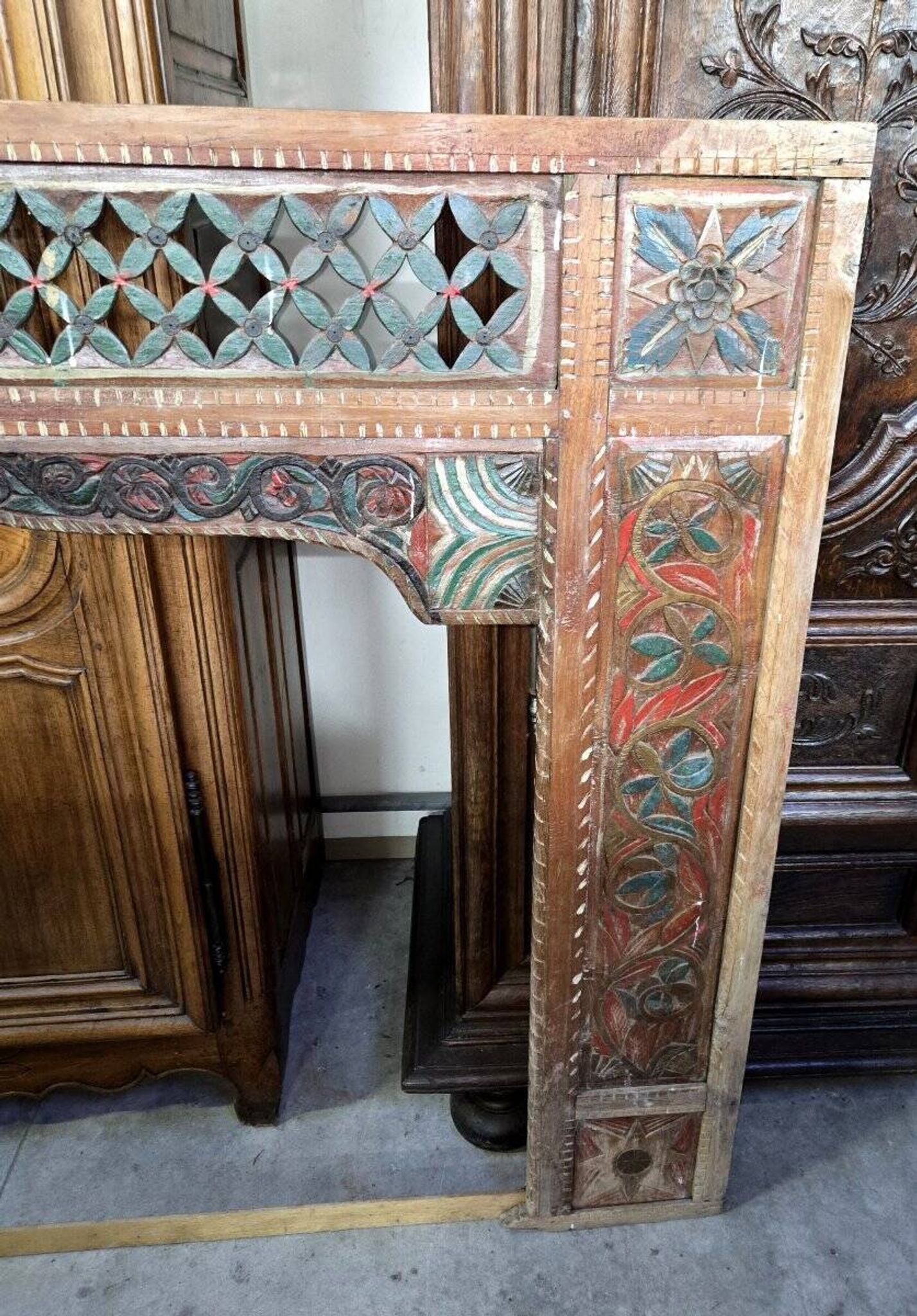 Old façade or decorative frame in carved wood, of Indian origin.