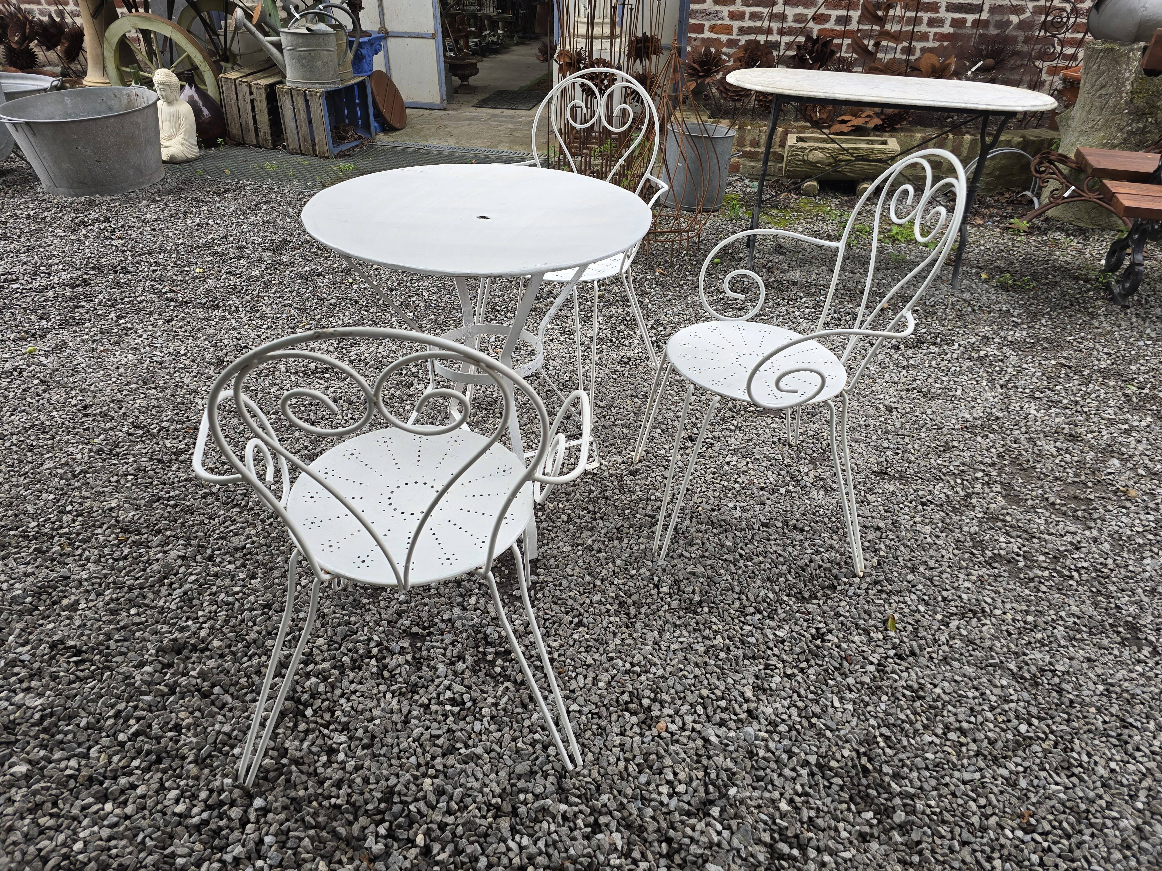 Salon de jardin en fer forgé , 1 table + 3 fauteuils