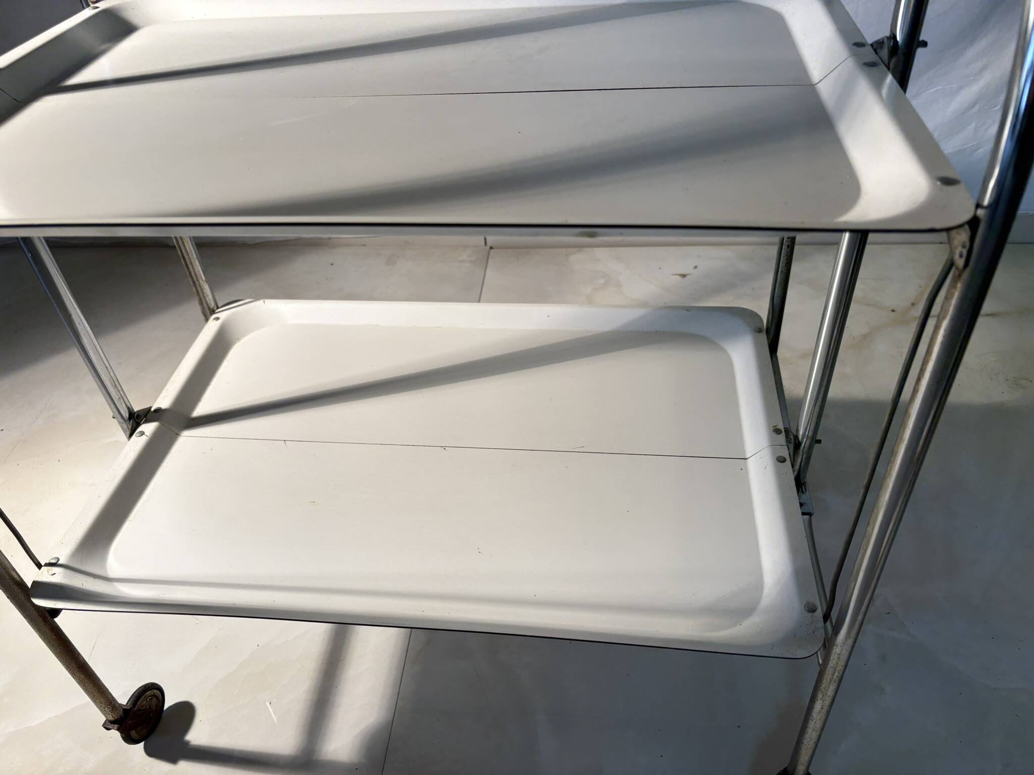 Vintage folding trolley in chromed metal and enamelled trays