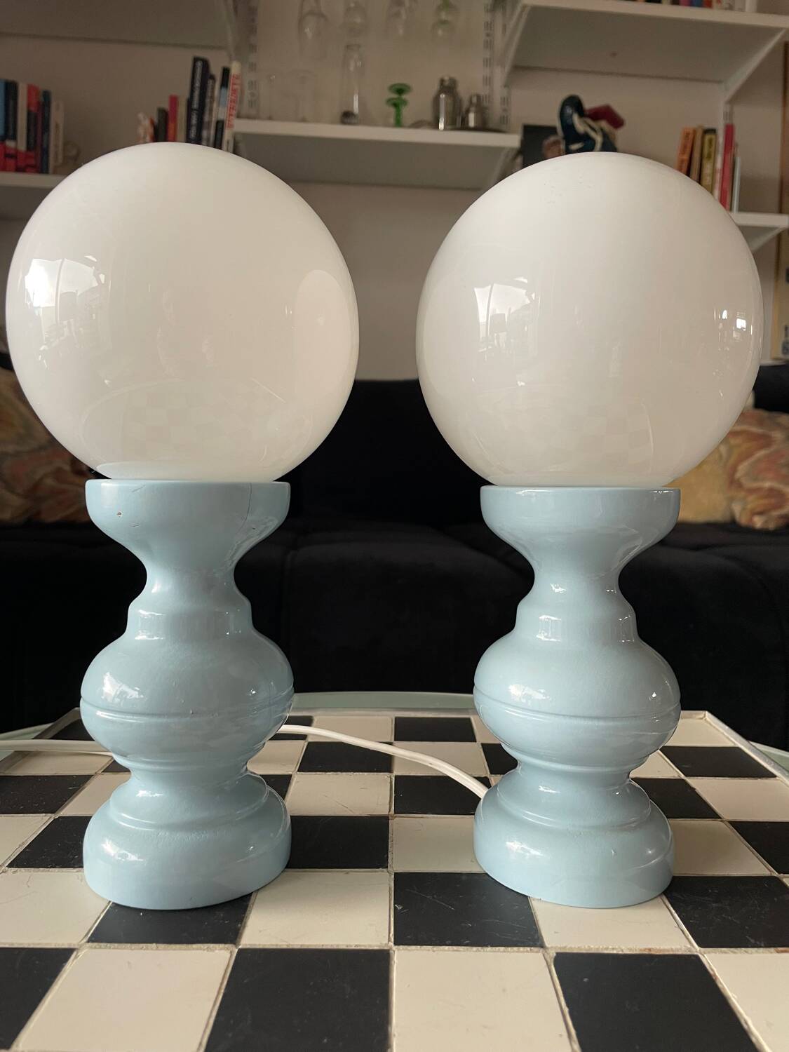 Lampe en bois italienne tournée et opaline années 1970